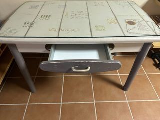 Mesa de cocina cristal y patas grises