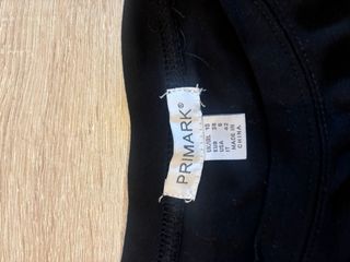 Sudadera negra con pelo rosa