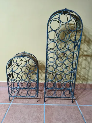 Dos botelleros de hierro forjado