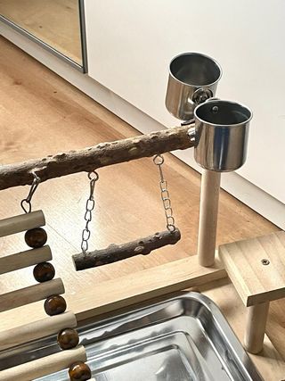 Parque para pájaros con accesorios