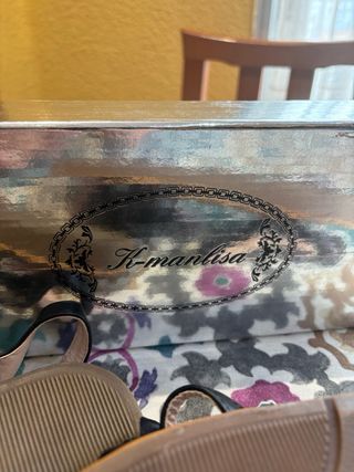 Sandalias K-mantisa Flores Negras y Doradas