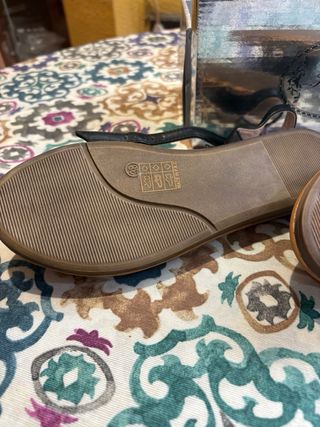 Sandalias K-mantisa Flores Negras y Doradas