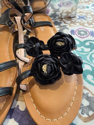 Sandalias K-mantisa Flores Negras y Doradas