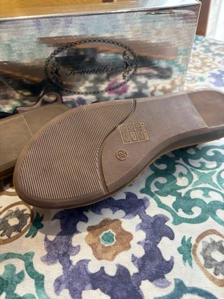 Sandalias K-mantisa Flores Negras y Doradas