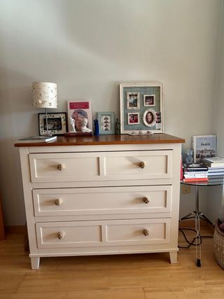 Cómoda blanca y madera