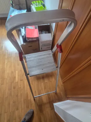 Escalera aluminio 4 peldaños 90 cm último peldaño