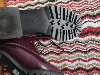 Zapatos de cordones burdeos.