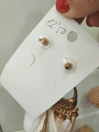 Pendientes largos dorados con plumas blancas