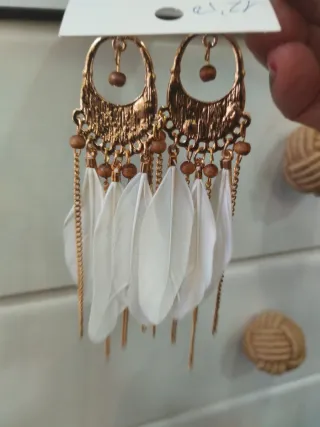 Pendientes largos dorados con plumas blancas