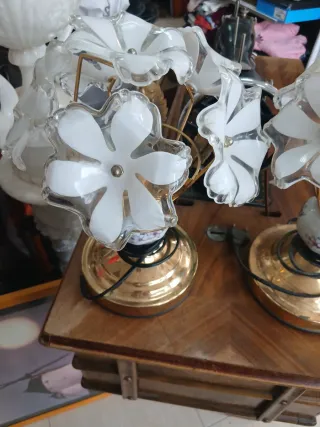 Apliques florales dorados y blancos