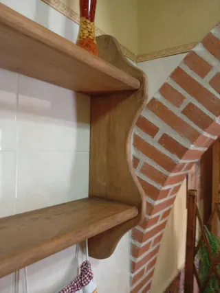Estantería de madera rústica