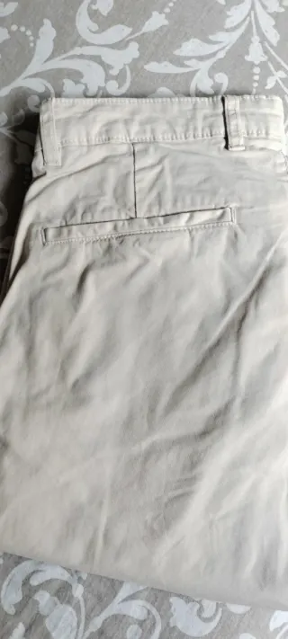 Pantalones Zara Beige corresponde a talla 42. Slim