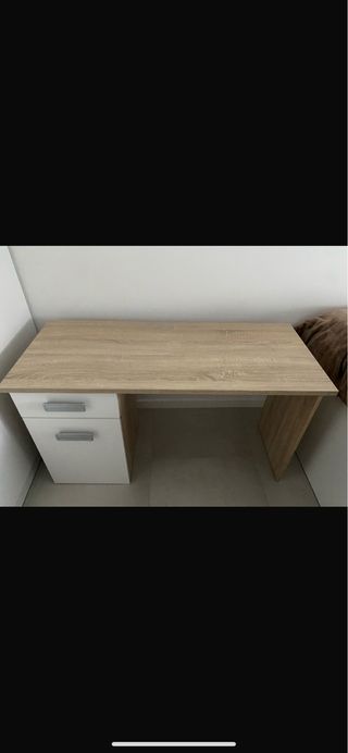 Escritorio muy buen estado. Mide 120x50cm