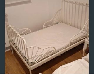 Cama infantil blanca estilo vintage