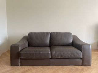 Sofá biplaza piel auténtica casi nuevo. Calidad.