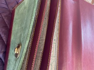 Portadocumentos de piel verde y burdeos