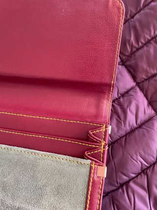 Portadocumentos de piel verde y burdeos