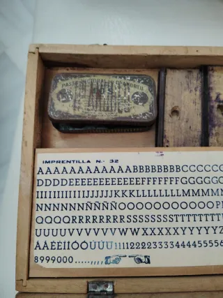 Imprentilla antigua con tipos de metal