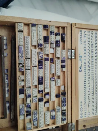 Imprentilla antigua con tipos de metal