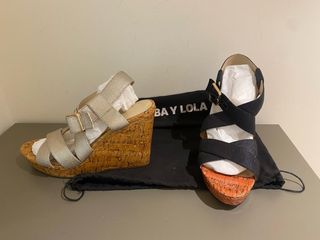 Sandalias Bimba y Lola Cuña doradas y negras.