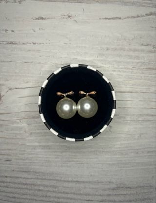 Pendientes perla dorados con lazo