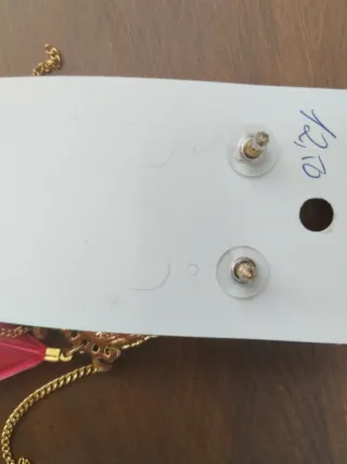 Pendientes largos dorados con plumas rojas