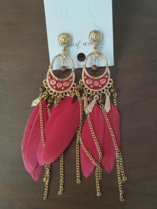 Pendientes largos dorados con plumas rojas
