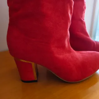 Botas altas rojas de ante