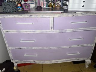 Cajonera restaurada morada y blanca con espejo