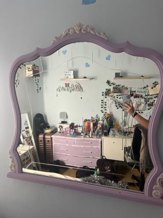 Cajonera restaurada morada y blanca con espejo