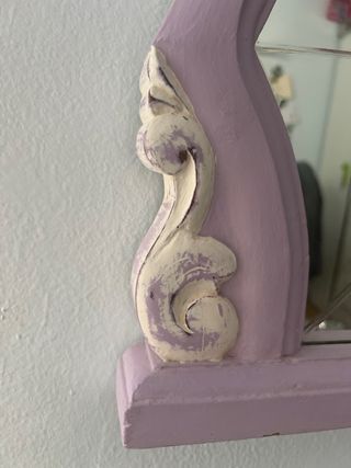 Cajonera restaurada morada y blanca con espejo