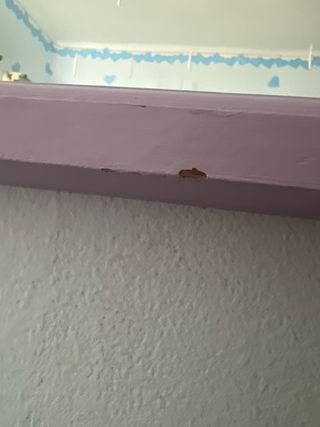 Cajonera restaurada morada y blanca con espejo