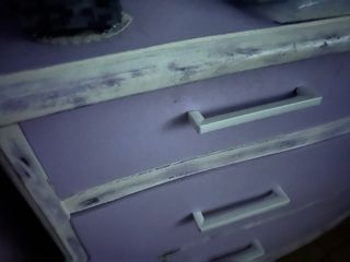 Cajonera restaurada morada y blanca con espejo