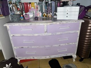 Cajonera restaurada morada y blanca con espejo
