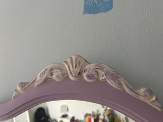 Cajonera restaurada morada y blanca con espejo