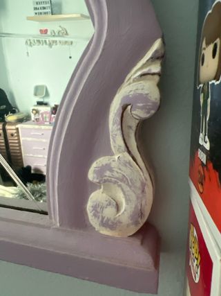 Cajonera restaurada morada y blanca con espejo