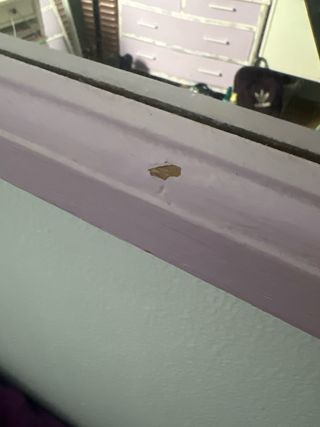 Cajonera restaurada morada y blanca con espejo