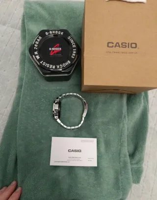 Reloj G-Shock plateado y azu