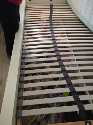 Cama individual blanca con cajones