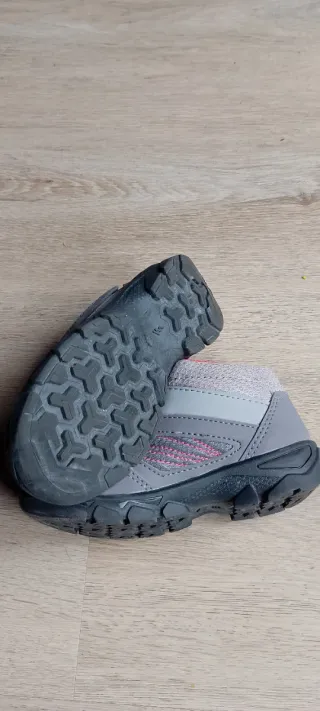 Botas infantiles grises y rosas