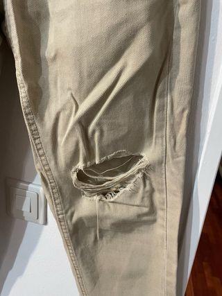 Pantalón Roto Beige Stradivarius