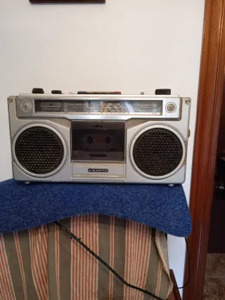 Radiocassette Sanyo M9901K Plata