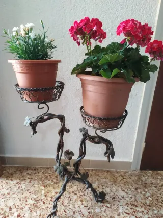 Porta macetas de metal forjado