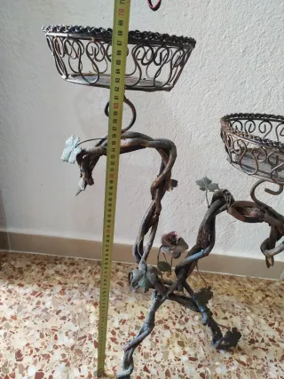 Porta macetas de metal forjado