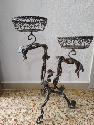 Porta macetas de metal forjado