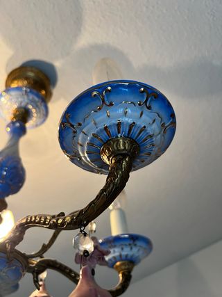 Lámpara de techo antigua azul y violeta.