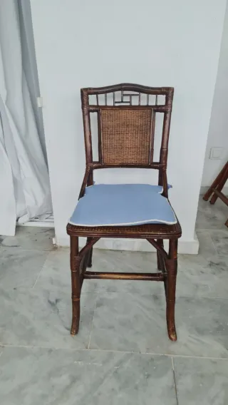 Silla oriental de bambú y mimbre