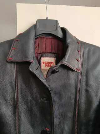 Chaqueta de piel negra con pespuntes rojos