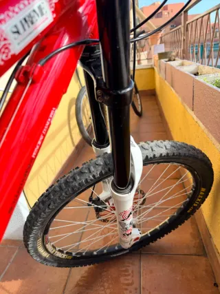 Bicicleta Dowhill Commencal Roja