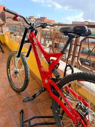 Bicicleta Dowhill Commencal Roja